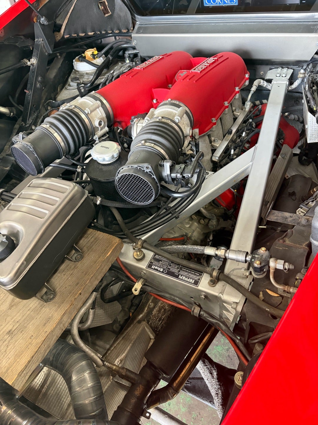 整備中のフェラーリのエンジン