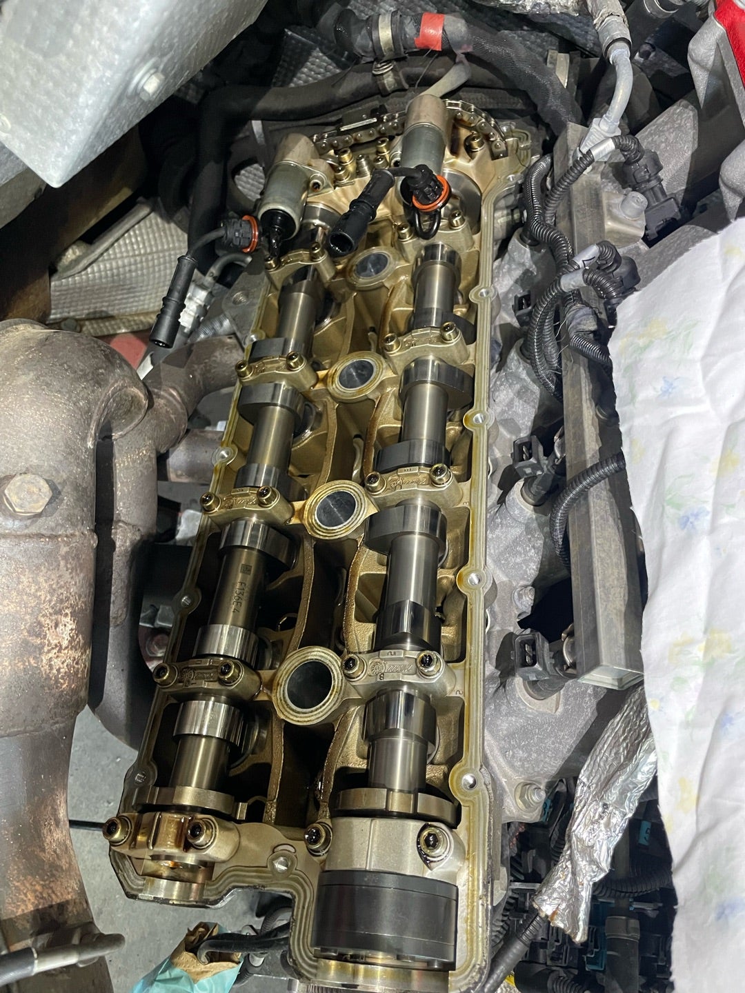 分解したF430のエンジン